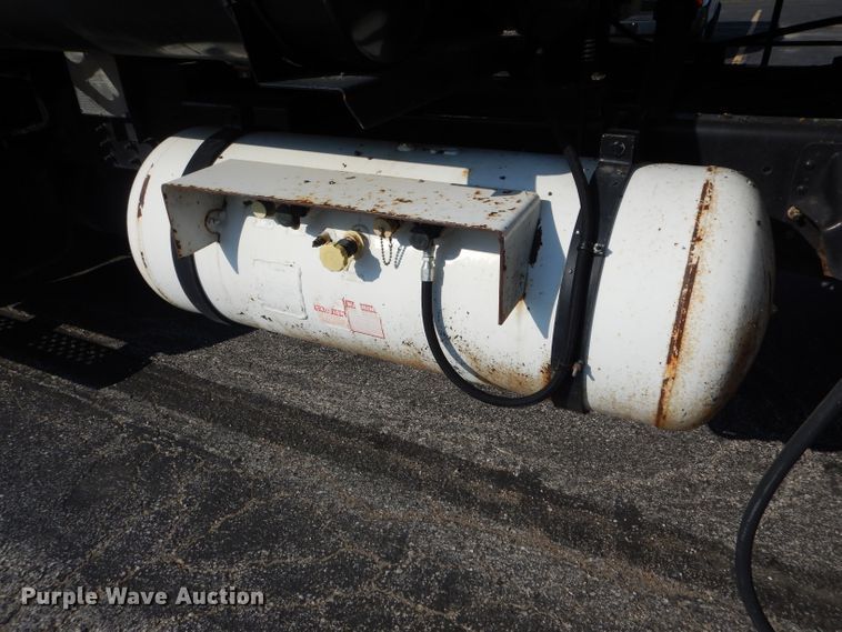 image for item DH6140 2004 Chevrolet C7500 oil distributor truck