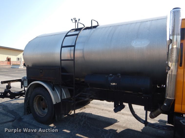 image for item DH6140 2004 Chevrolet C7500 oil distributor truck