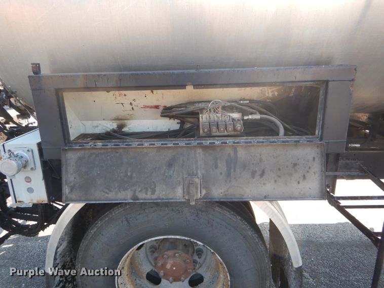 image for item DH6140 2004 Chevrolet C7500 oil distributor truck