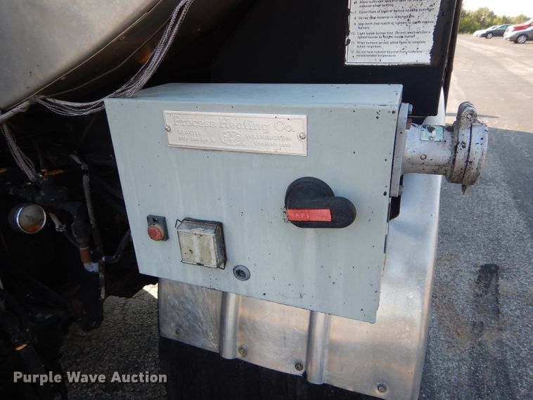 image for item DH6140 2004 Chevrolet C7500 oil distributor truck