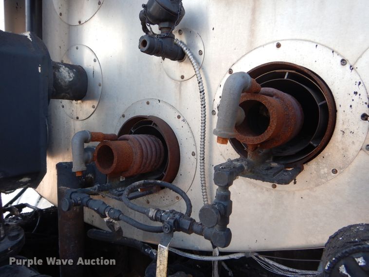 image for item DH6140 2004 Chevrolet C7500 oil distributor truck