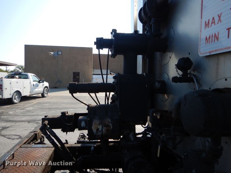 image for item DH6140 2004 Chevrolet C7500 oil distributor truck