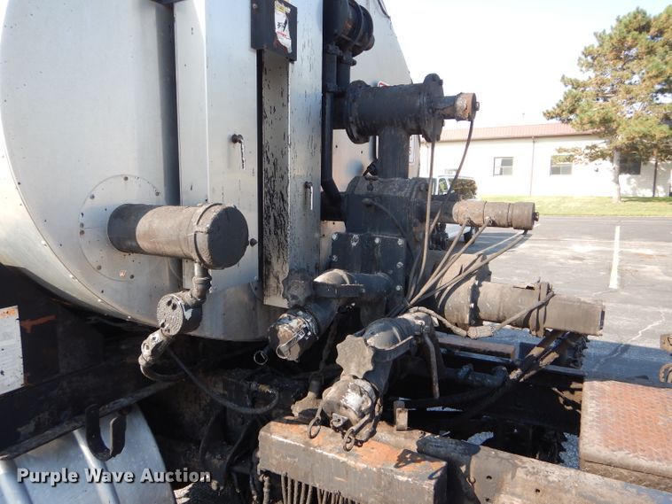 image for item DH6140 2004 Chevrolet C7500 oil distributor truck