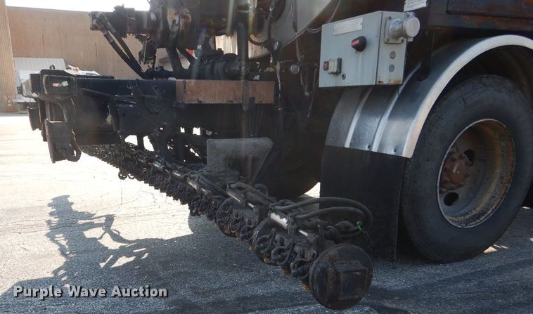 image for item DH6140 2004 Chevrolet C7500 oil distributor truck