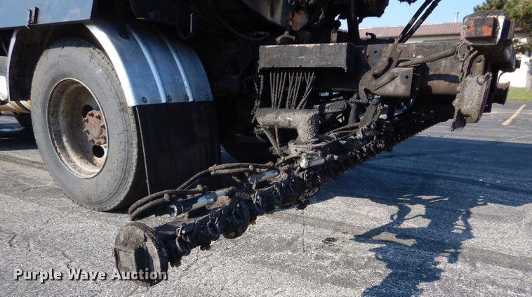 image for item DH6140 2004 Chevrolet C7500 oil distributor truck