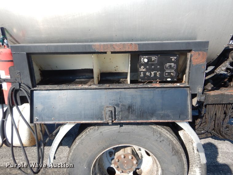 image for item DH6140 2004 Chevrolet C7500 oil distributor truck