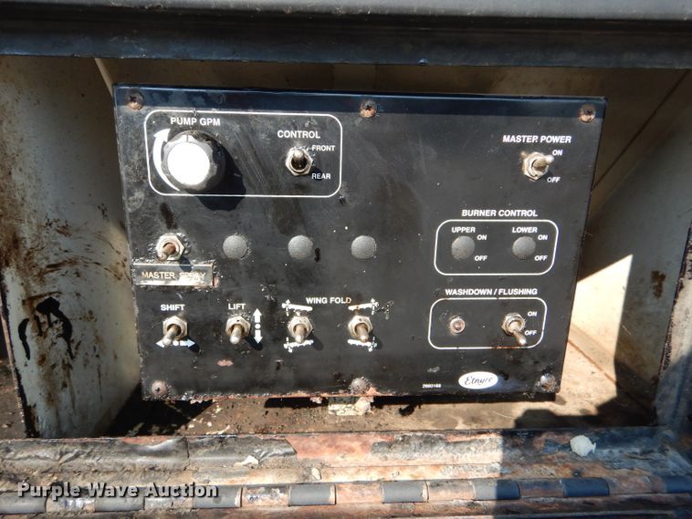 image for item DH6140 2004 Chevrolet C7500 oil distributor truck