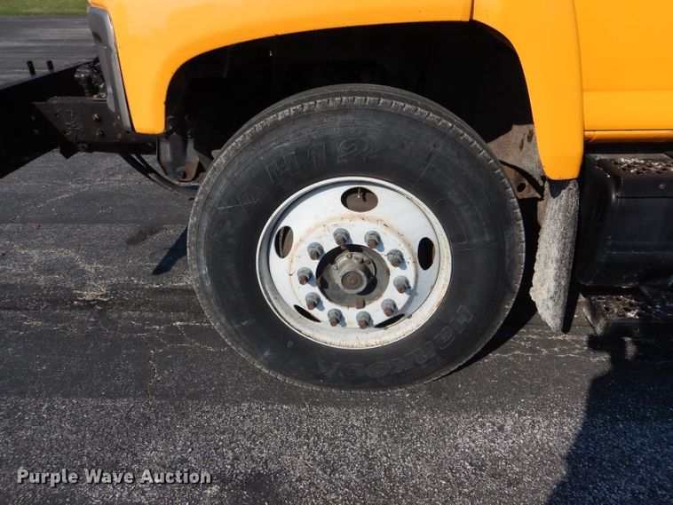 image for item DH6140 2004 Chevrolet C7500 oil distributor truck