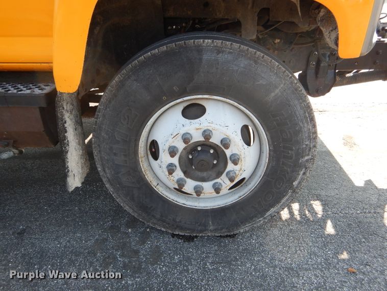 image for item DH6140 2004 Chevrolet C7500 oil distributor truck