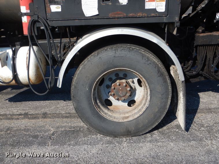 image for item DH6140 2004 Chevrolet C7500 oil distributor truck