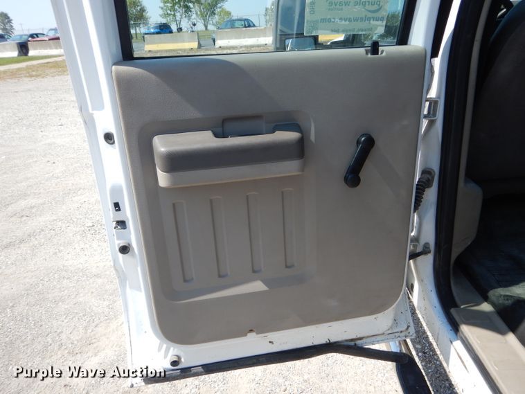 image for item DH6142 2009 Ford F250 Super Duty XL flatbed pickup truck