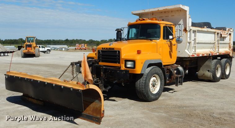 image for item DH6156 1993 Mack RD690S dump truck