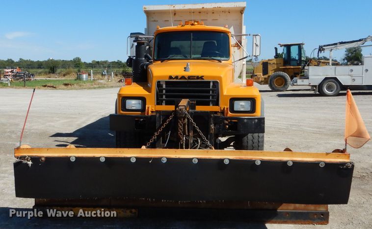 image for item DH6156 1993 Mack RD690S dump truck