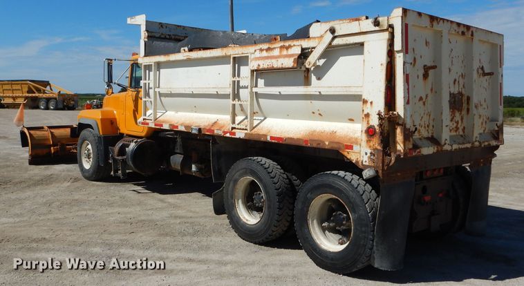 image for item DH6156 1993 Mack RD690S dump truck