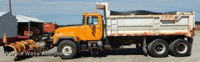 image for item DH6156 1993 Mack RD690S dump truck