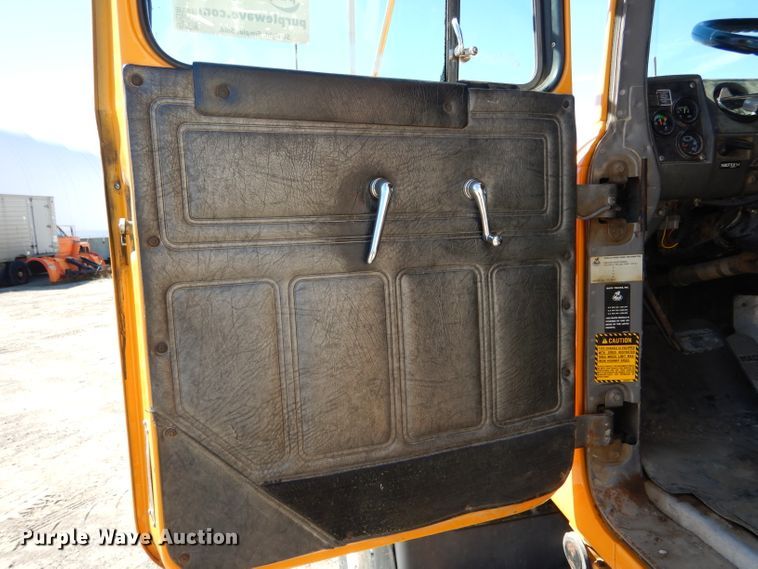 image for item DH6156 1993 Mack RD690S dump truck