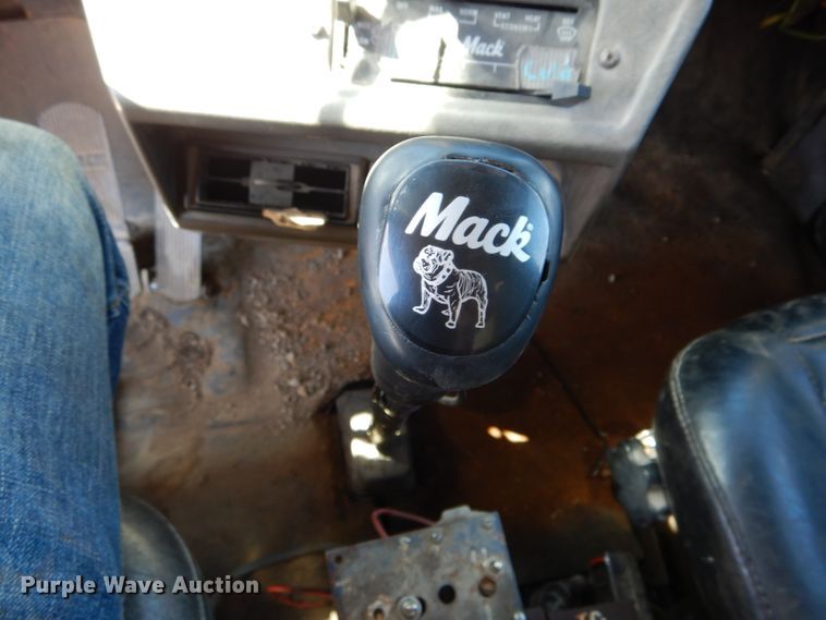 image for item DH6156 1993 Mack RD690S dump truck