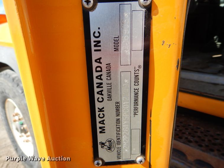 image for item DH6156 1993 Mack RD690S dump truck