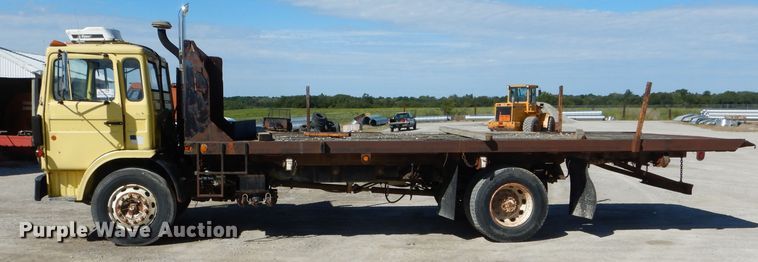 image for item DH6158 1984 Mack flatbed truck