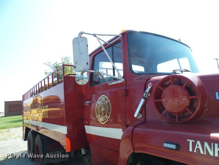 image for item DI0665 1988 Ford L8000 fire truck