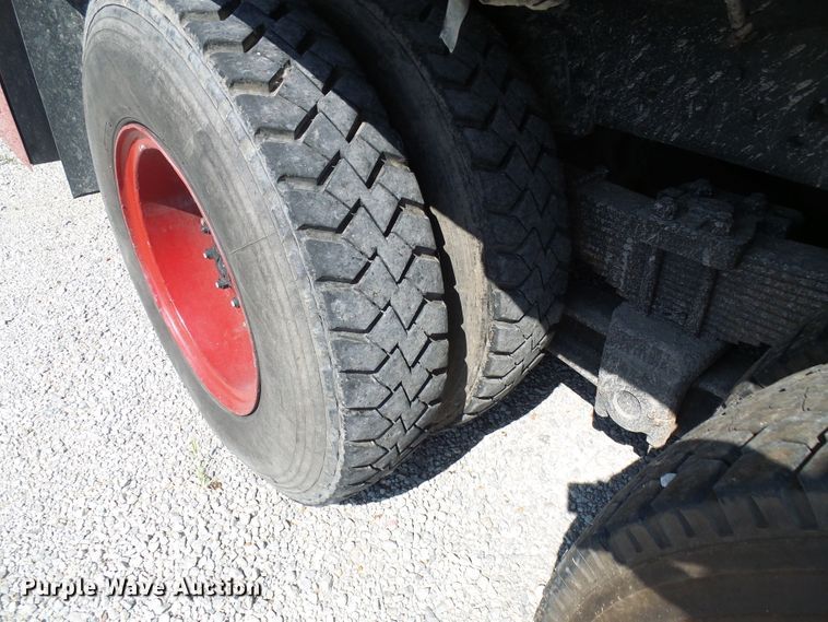 image for item DI0665 1988 Ford L8000 fire truck