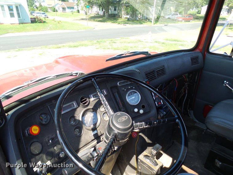 image for item DI0665 1988 Ford L8000 fire truck