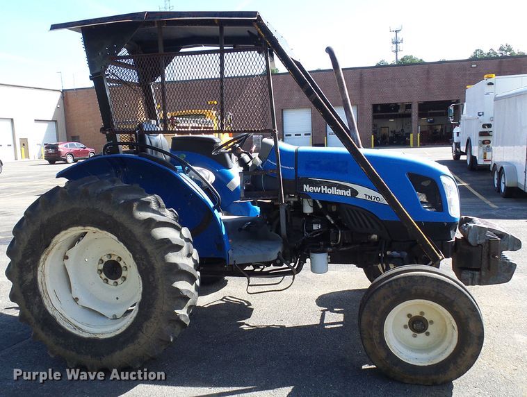 image for item DI0676 2004 New Holland TN70A tractor