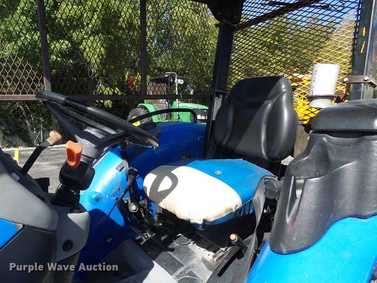 image for item DI0676 2004 New Holland TN70A tractor