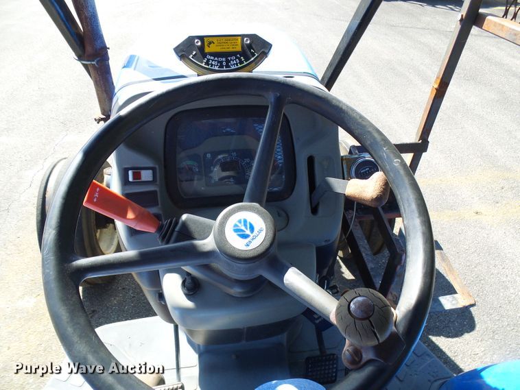 image for item DI0676 2004 New Holland TN70A tractor