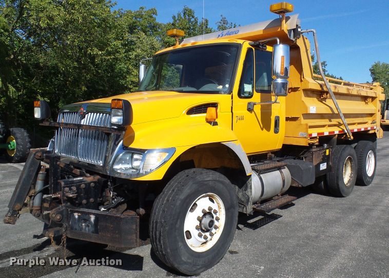 image for item DI0677 2006 International 7400 dump truck