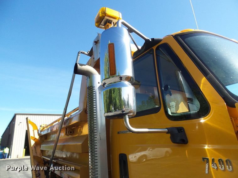 image for item DI0677 2006 International 7400 dump truck