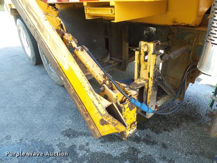 image for item DI0677 2006 International 7400 dump truck