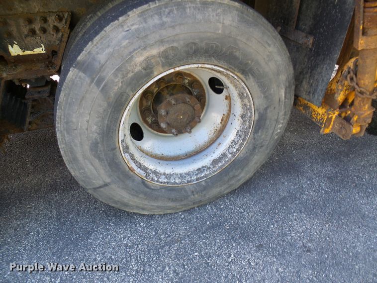 image for item DI0677 2006 International 7400 dump truck