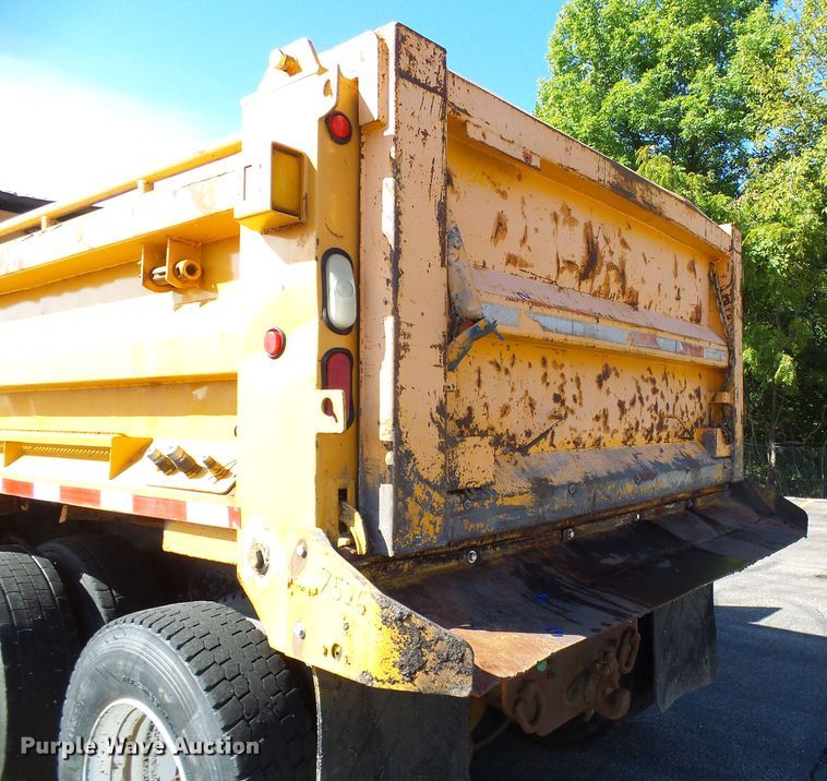 image for item DI0677 2006 International 7400 dump truck