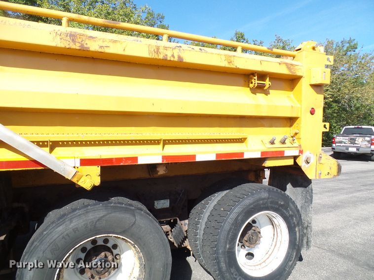 image for item DI0677 2006 International 7400 dump truck