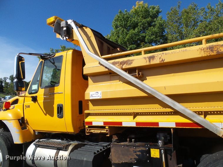 image for item DI0677 2006 International 7400 dump truck