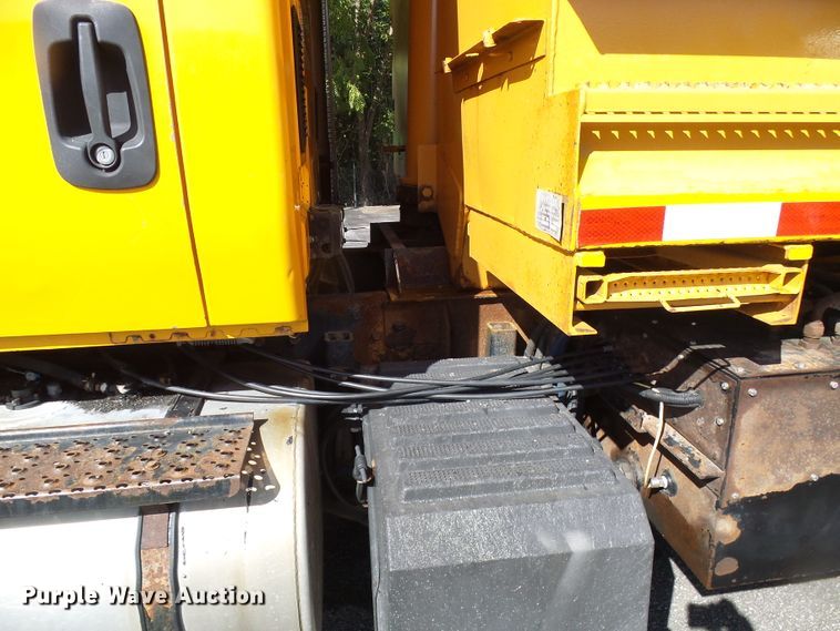 image for item DI0677 2006 International 7400 dump truck