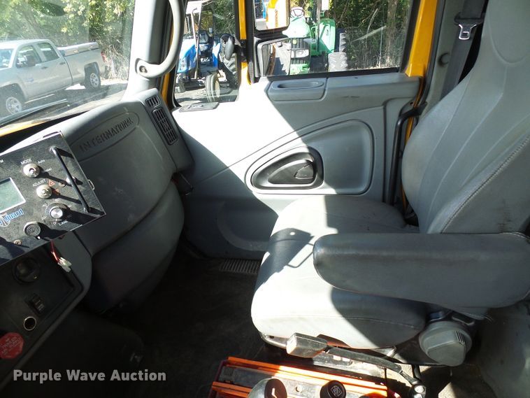 image for item DI0677 2006 International 7400 dump truck