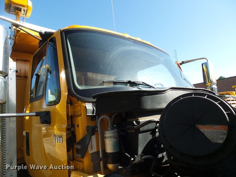 image for item DI0677 2006 International 7400 dump truck