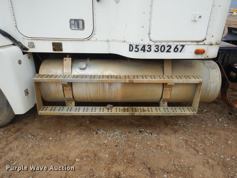 image for item DI2298 1999 Freightliner FLD semi truck