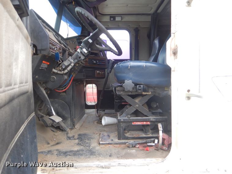 image for item DI2298 1999 Freightliner FLD semi truck