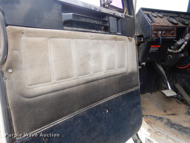 image for item DI2298 1999 Freightliner FLD semi truck