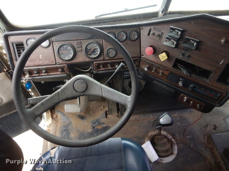 image for item DI2298 1999 Freightliner FLD semi truck