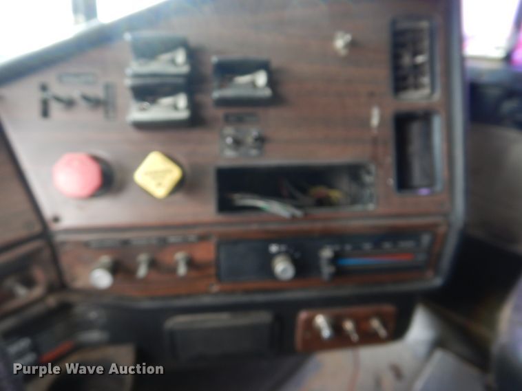 image for item DI2298 1999 Freightliner FLD semi truck