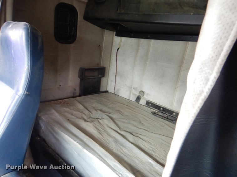 image for item DI2298 1999 Freightliner FLD semi truck