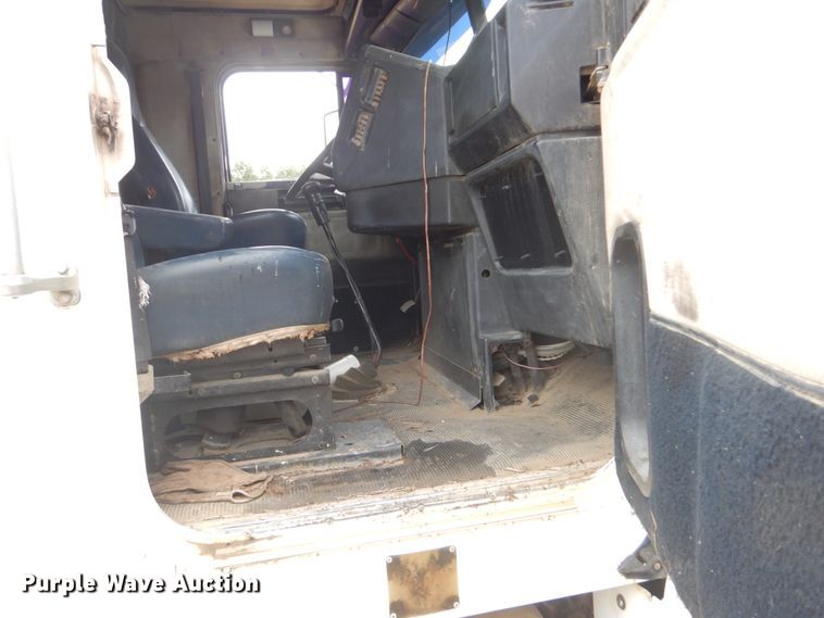 image for item DI2298 1999 Freightliner FLD semi truck