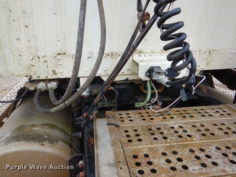 image for item DI2298 1999 Freightliner FLD semi truck