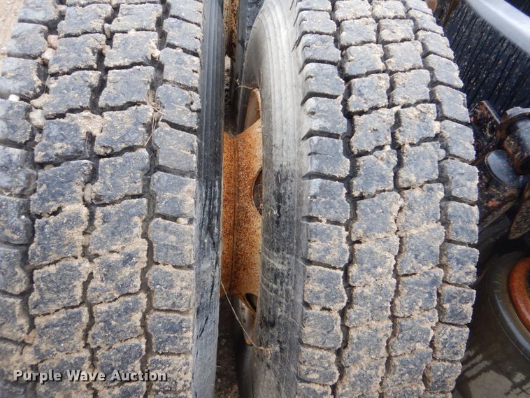 image for item DI2298 1999 Freightliner FLD semi truck