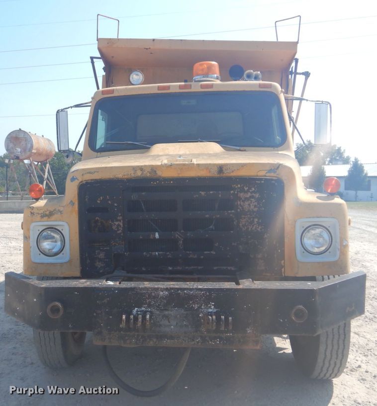 image for item DI2302 1986 International S1900 dump truck