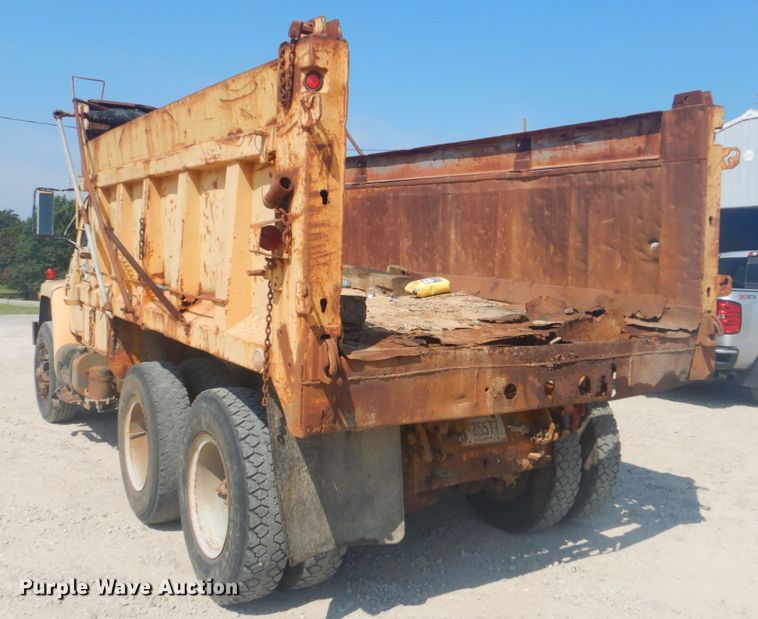 image for item DI2302 1986 International S1900 dump truck